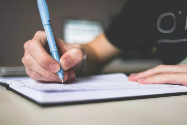 hausarbeit-hand-stift-schreiben.jpg (DE)