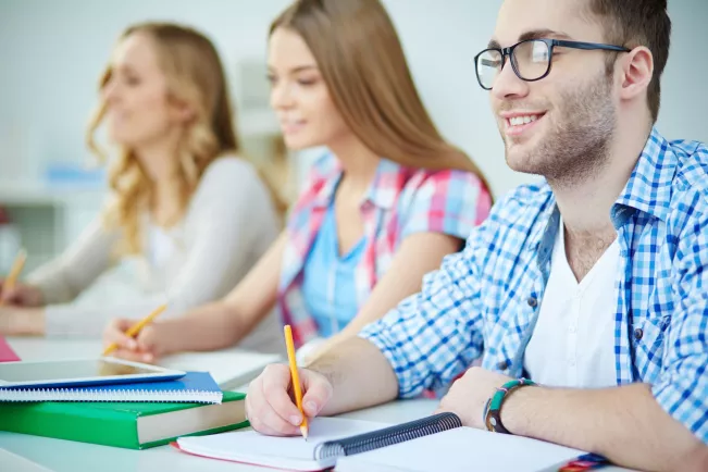 colourbox11040567_studierende_im_workshop.jpg (DE)