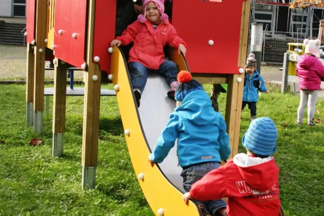help_spielplatz_rutsche_sankt_augustin_2014_foto_y._weber.jpg (DE)
