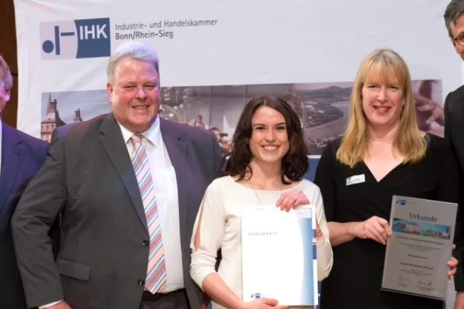 ihk_ehrung_kammerbeste_azubi_annika_last_2017_foto_b._frommann_ihk_teasercut.jpg (DE)