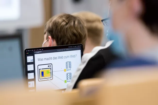 informatik_cyber_security_privacy_vorlesung_lo-iacono_20220426_foto_eric_lichtenscheidt_01_fs22.jpg (DE)