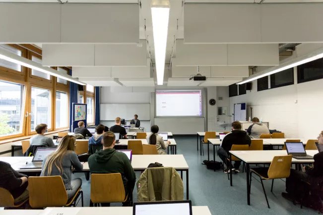 informatik_cyber_security_privacy_vorlesung_lo-iacono_20220426_foto_eric_lichtenscheidt_16_fs22.jpg (DE)