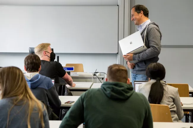 informatik_cyber_security_privacy_vorlesung_lo-iacono_20220426_foto_eric_lichtenscheidt_26_fs22.jpg (DE)