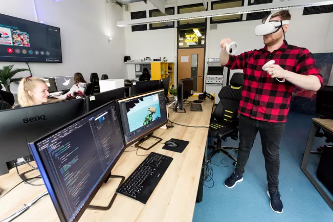 informatik_game_studio_sta_20220426_foto_eric_lichtenscheidt_20_fs22.jpg (DE)