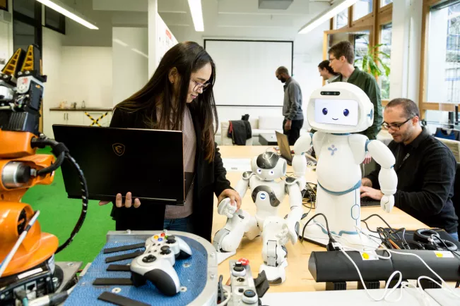 informatik_robotik_labor_20220426_foto_eric_lichtenscheidt_05_fs22.jpg (DE)