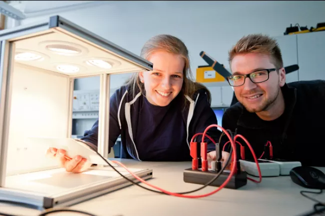 Studierende EMT in labor erneuerbare energie 20131014 lichtenscheidt (DE)