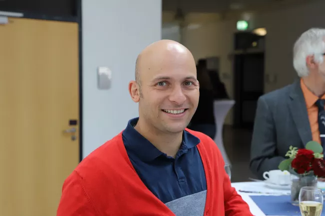 nico_hochgeschwender_portraet_2019_foto_juri_kuestenmacher.jpg (DE)