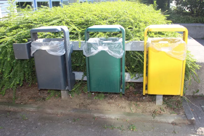 abfalleimer_draussen_kuesgens.jpg (DE)