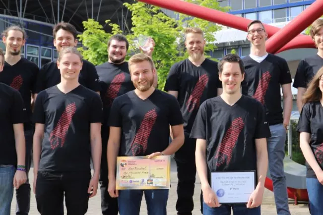 20190502_fbinf_redrocket_redbutton_t-shirt_kw_img_012-1-dean.jpg (DE)