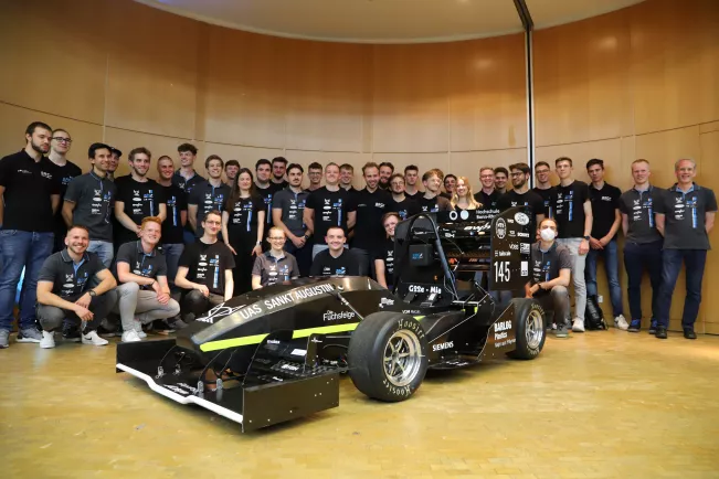 2022-06-10_brs_motorsport_roll-out_elektro_rennwagen_g22e.jpg (DE)