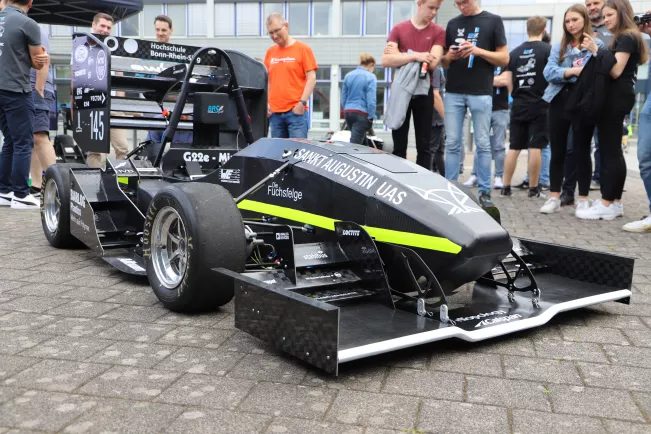 2022-06-10_brs_motorsport_roll-out_elektro_rennwagen_g22e_2.jpg (DE)