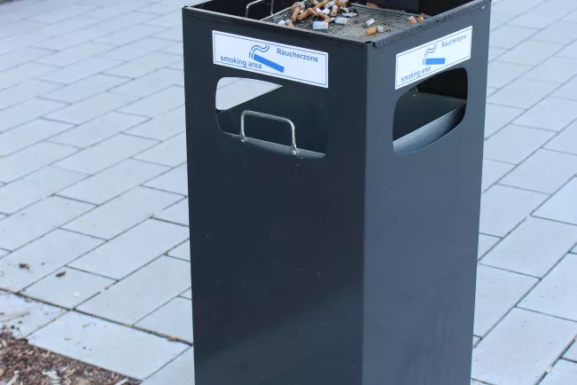 ascheeimer_raucherzone_kuesgens2.jpg (DE)