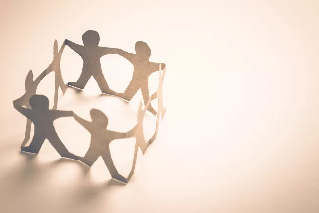 Papierfiguren-gruppiert_colourbox339718521.jpg (DE)