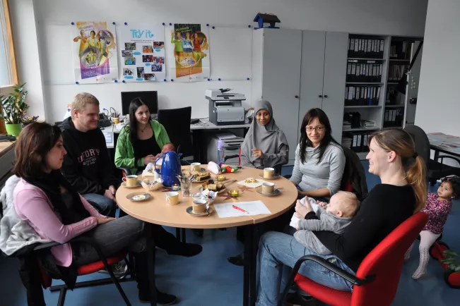 Studierende mit Kindern im Gespräch Elterntreff (DE)