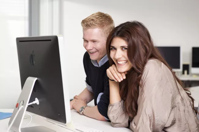 PCs und iMacs in der Bibliothek (DE)
