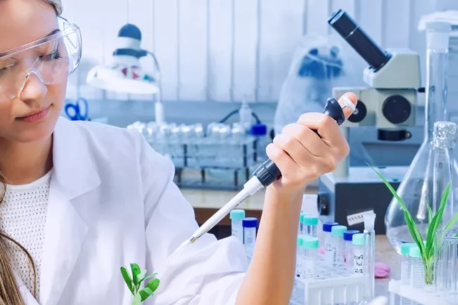 junge_laborantin_biologie_anna_2017_colourbox_13593645_teasercut.jpg (DE)