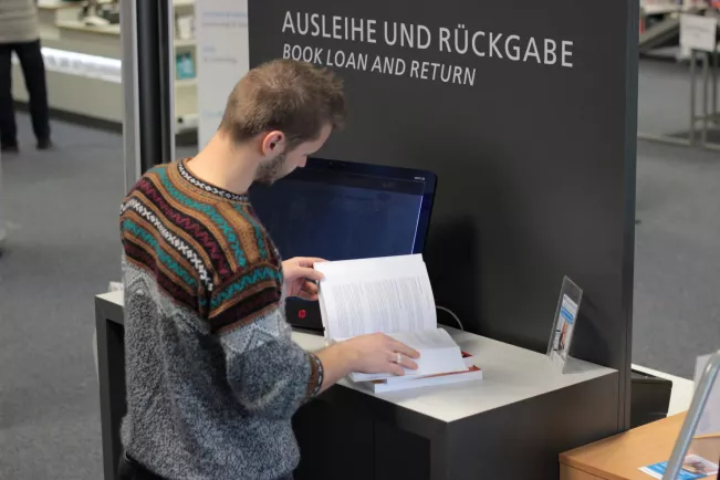 Selbstverbucher in der  Bibliothek_Felix_Spies.jpg (DE)