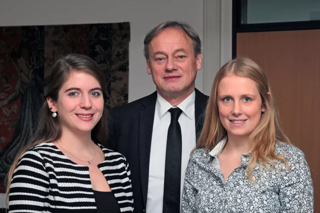 2017-12-06 Stupa-Antritt Vorsitzende Illmer-Johanna (re) Lemoch-Vanessa mit Präsident (DE)