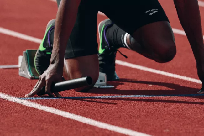 unsplash-fotograf-braden-collum-sprint_start.png (DE)