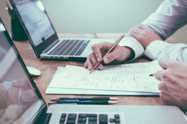 unsplash-fotograf-helloquence-laptop_meeting_kooperation.jpg (DE)