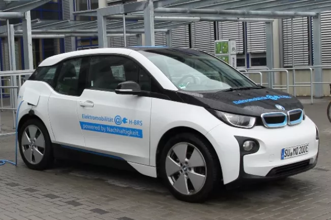 e-tankstelle_und_e-auto_in_sta_20160219_foto_e._tritschler_img_9769_teasercut.jpg (DE)