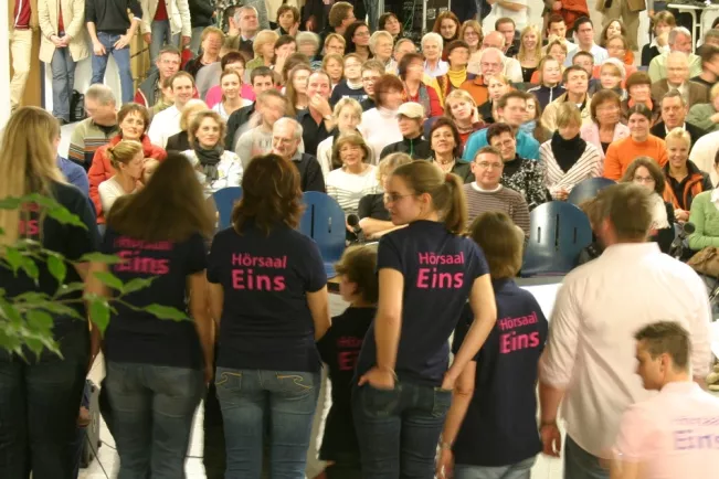 hoersaaleins_chor_in_der_hochschulstrasse_2006_foto_e._tritschler_8932_teasercut.jpg(DE)