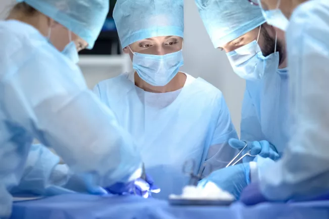 Ärztinnen und Ärzte bei einer Operation colourbox 42952769