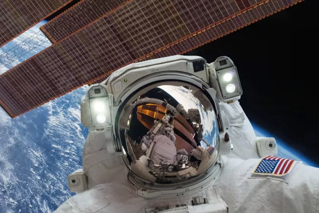 satellit_astronaut_weltraum_colourbox_31055448_teasercut.jpg (DE)