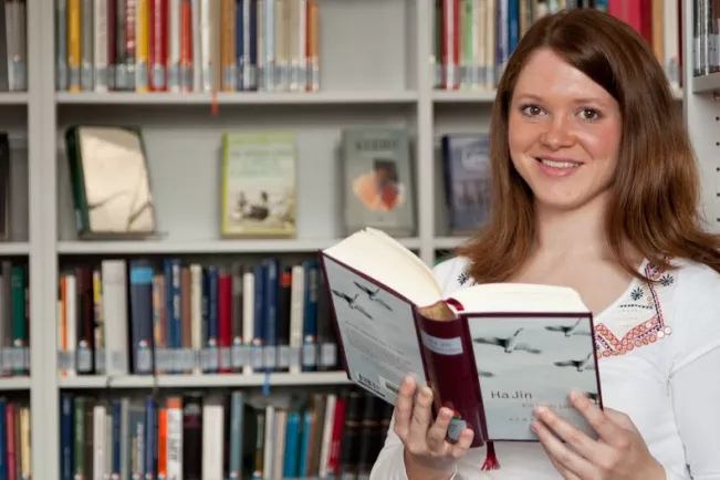sta_bibliothek_studentin_foto_lichtenscheidt_teasercut_131007_72_012.jpg (DE)