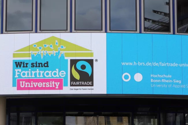 220706 Fairtrade University Auszeichnung auf LED-Wand; Teaser (DE)