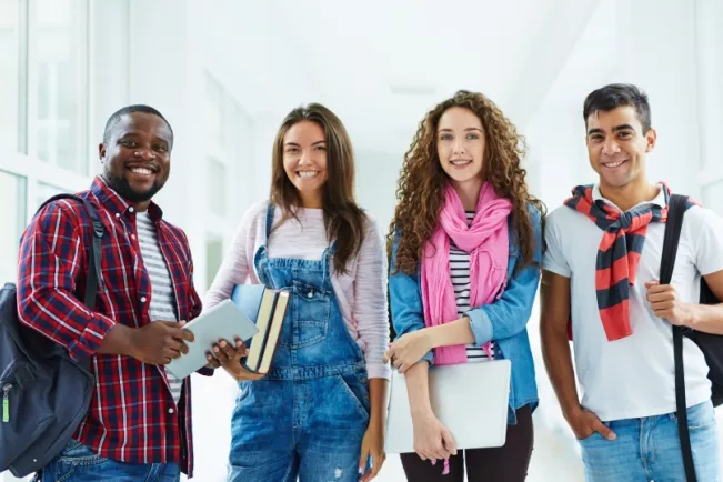 vier_studierende_colourbox_15433818_cut_web.jpg (DE)
