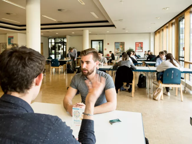 Sprachenzentrum Business English in Mensa 20220503 foto eric lichtenscheidt 03 fs22.jpg