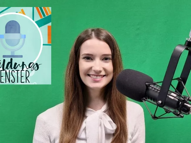 Christina Kaiser im Podcaststudio mit Bildungsfenster Logo 2024