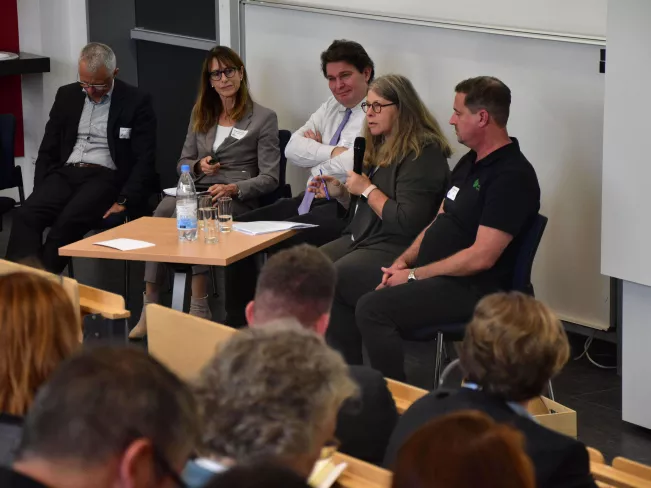 Themenbild Podiumsdiskussion EU Farm Book