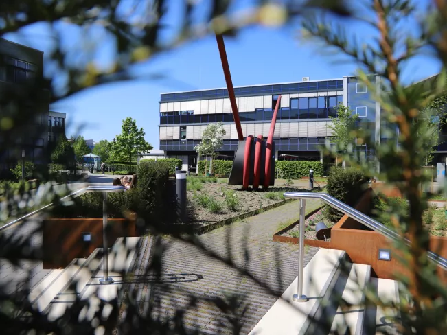 Campus Sankt Augustin Vorplatz Fruehling 20250428 Foto Juri Kuestenmacher 06.jpg