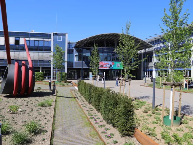 Campus Sankt Augustin Vorplatz Fruehling 20250428 Foto Juri Kuestenmacher 07.jpg