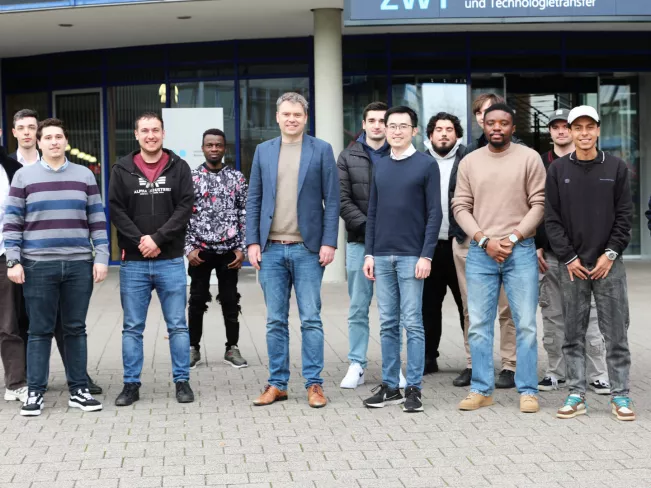 14.11.2025 Studierende FB Informatik Prof. Raoul Könsgen mit Sai Yang von Databrickss