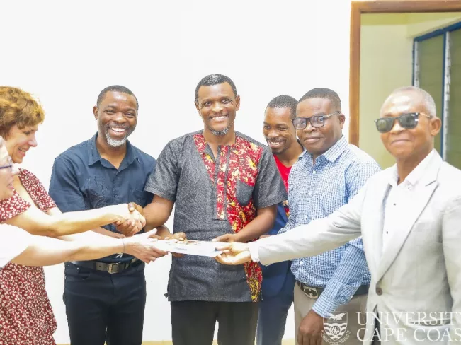 Besuch an der UCC in Ghana_Buchüberreichung an den German Club 02122025 Foto Cramer