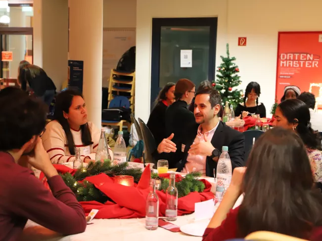 Role Models Christmas Tree 2025-12-15_Studierende und Alumni_Foto Martin Schulz
