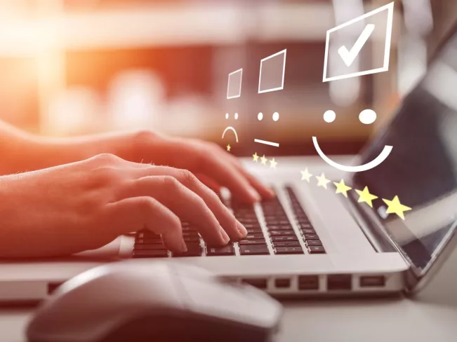 Hände tippen auf Tastatur, h-brs_ctw_billionphotos.com_adobestock_317613393_web.jpeg (DE)